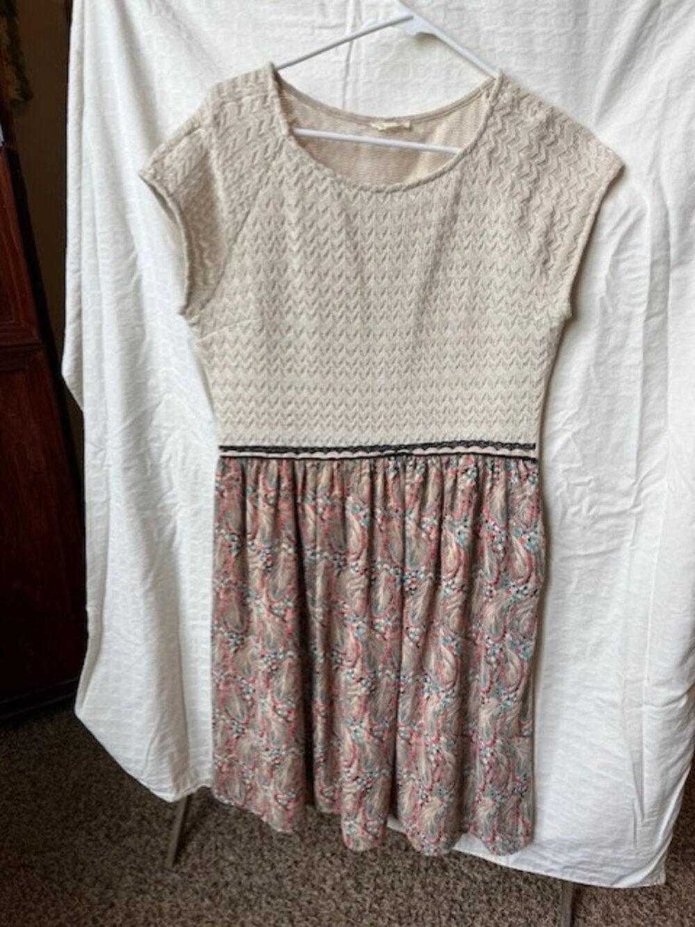 Dress , mid length (at the knee)